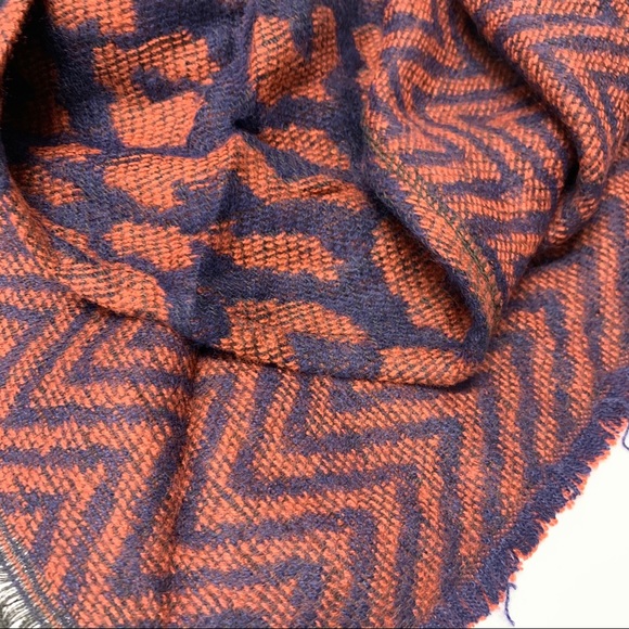 Reversible Triangle Scarf Leopard Red NEW - Picture 5 of 7